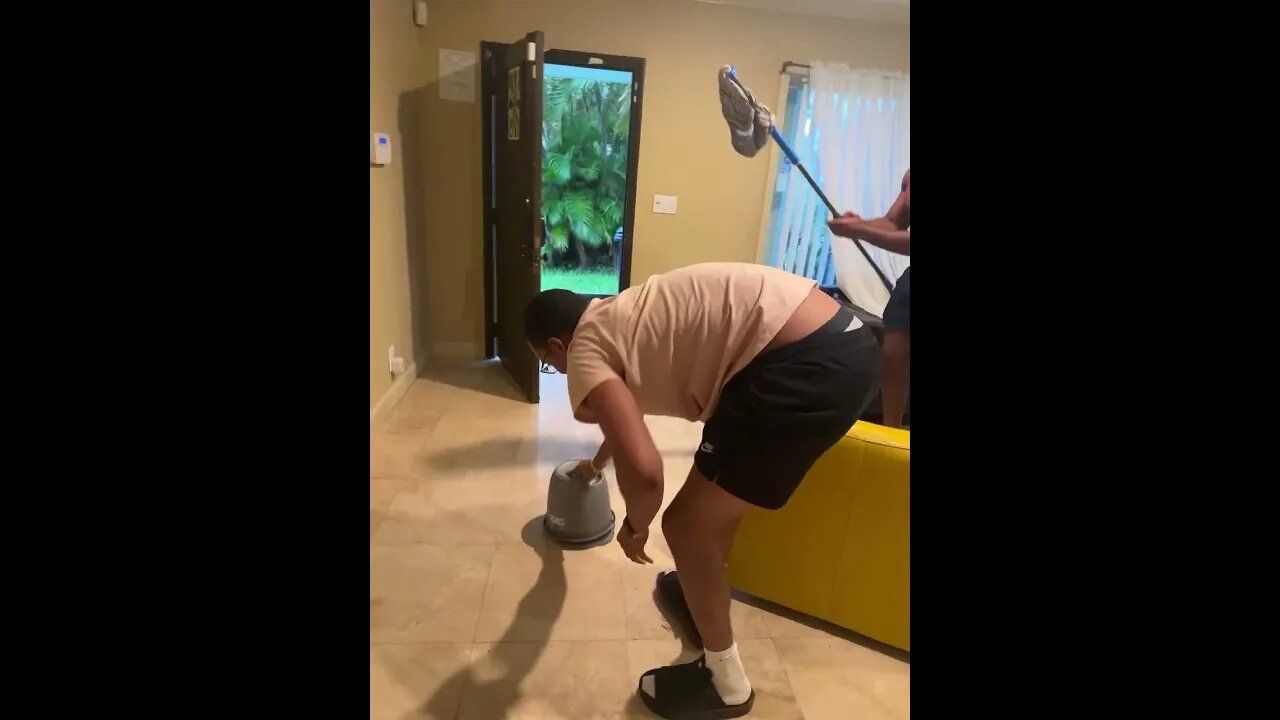 Running from a lizard in Miami 🤦🏾♂️!