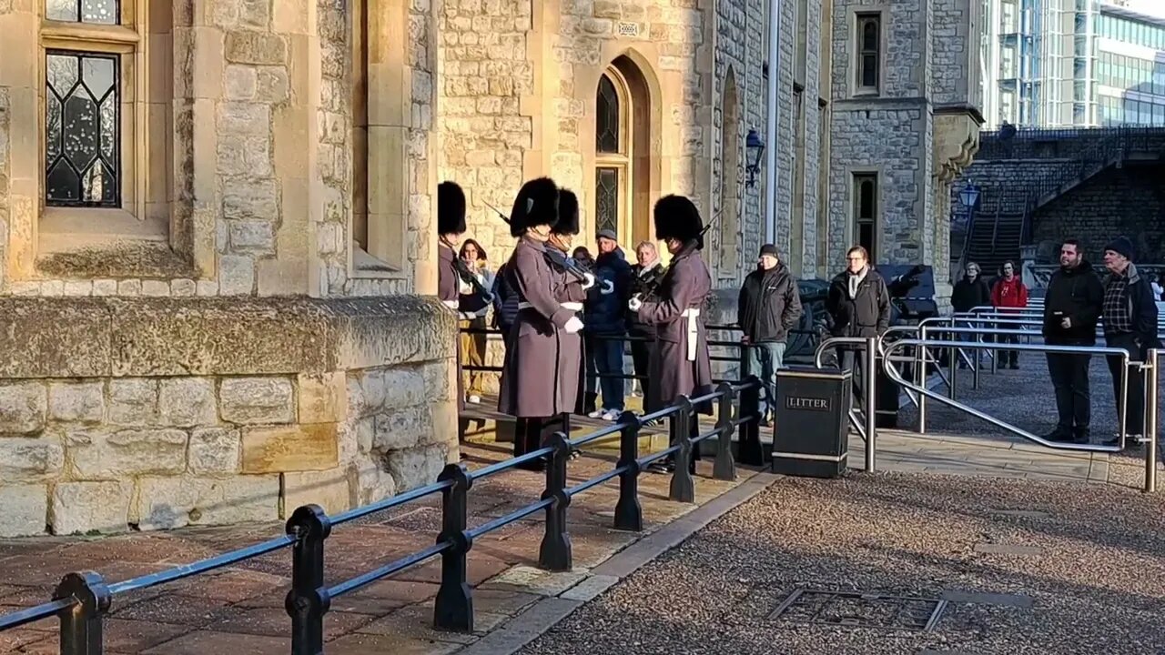 Very loud changing of The guards #toweroflondon