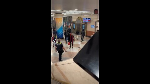 Passenger gets kicked out of Penn Sta by Amtrak Police after bad behavior & making threats