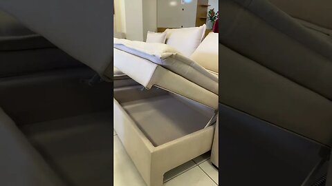 Esse belíssimo modelo de Sofá Cama com Baú chegou em nossa loja. Venha conferir! 💛