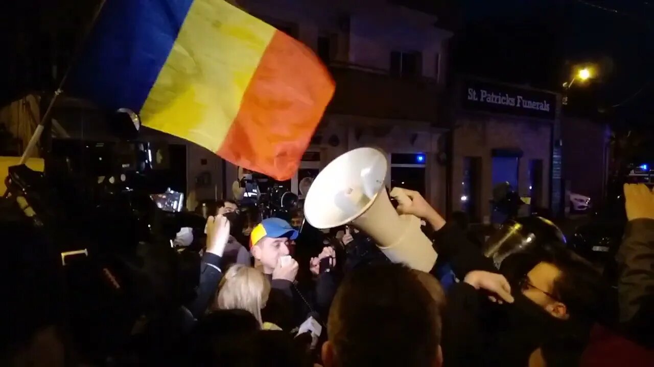 Coloana de protestatari blocată de jandarmi