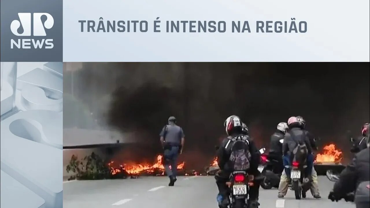 Manifestantes bloqueiam pista local da Marginal Tietê em SP; via já foi liberada