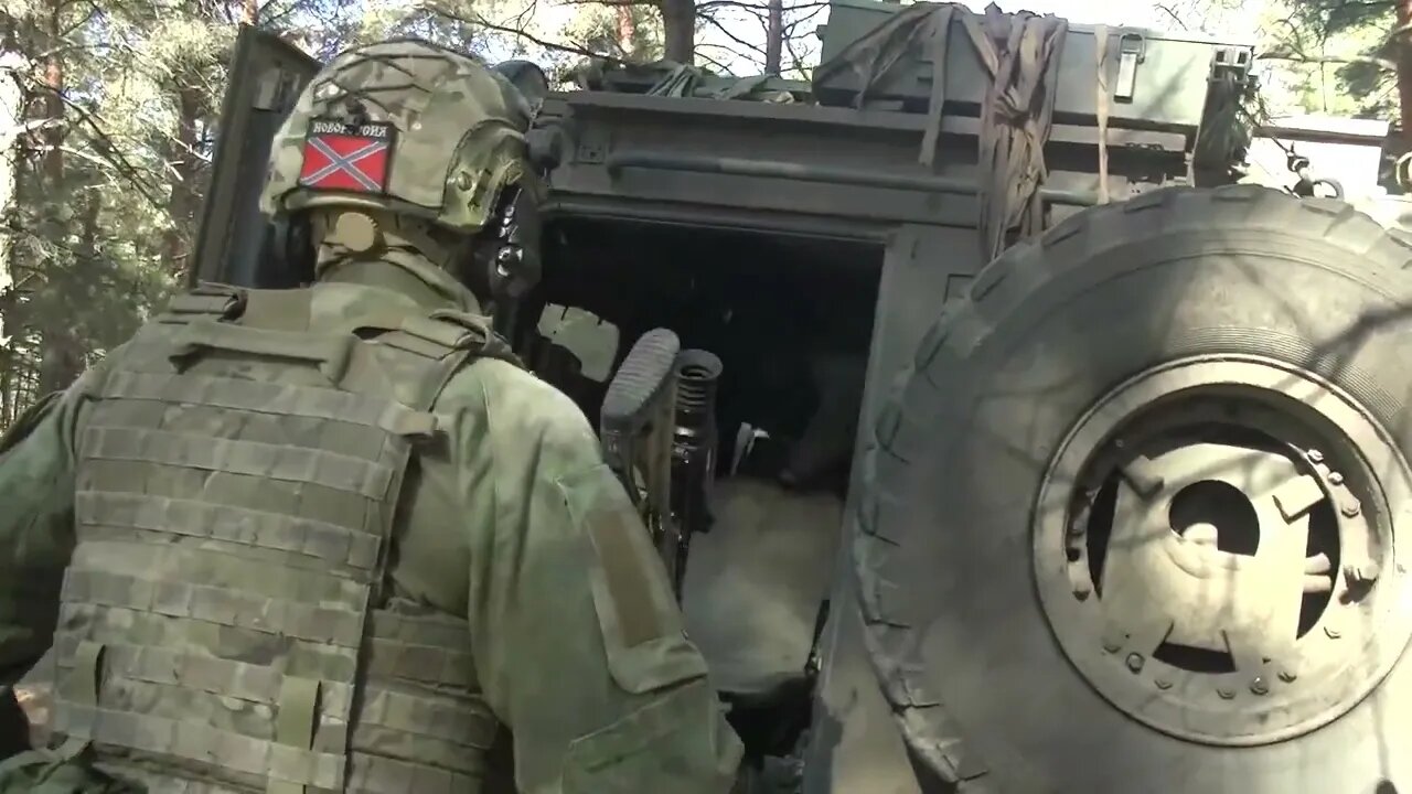 Russian Marine Recon directing artillery fire on Ukranian position in Izyum direction