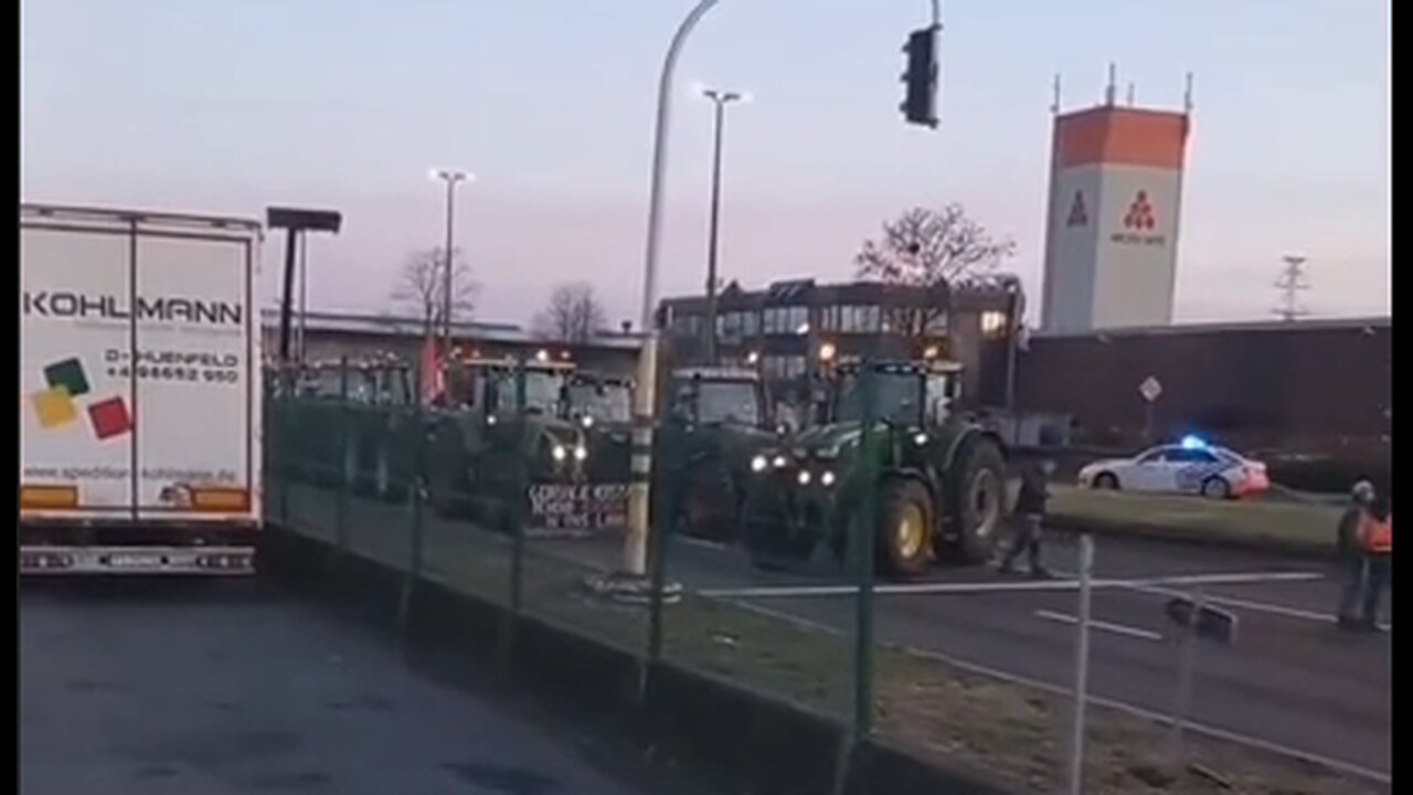 500 tractors block Europe's second largest port in Antwerp