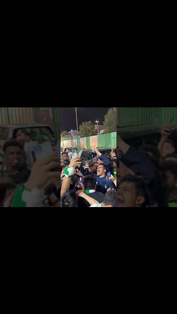 Torcida do Al-Ahli festejando ao ver Roberto Firmino