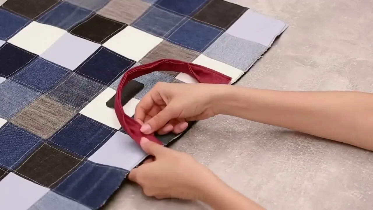 A tutorial on how quickly to sew a bag out of old jeans - sew a bag with 2 compartments