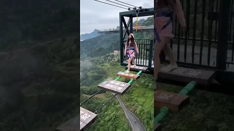 Incredible footage😲🥱🥱of a daredevil bungee jumper jumping from a bridge