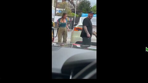 🟨 試圖給特斯拉加油