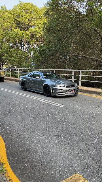 R34 GTR turns up to Car Meet