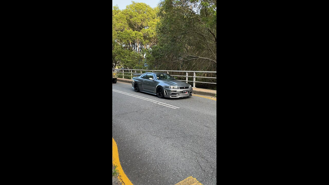 R34 GTR turns up to Car Meet