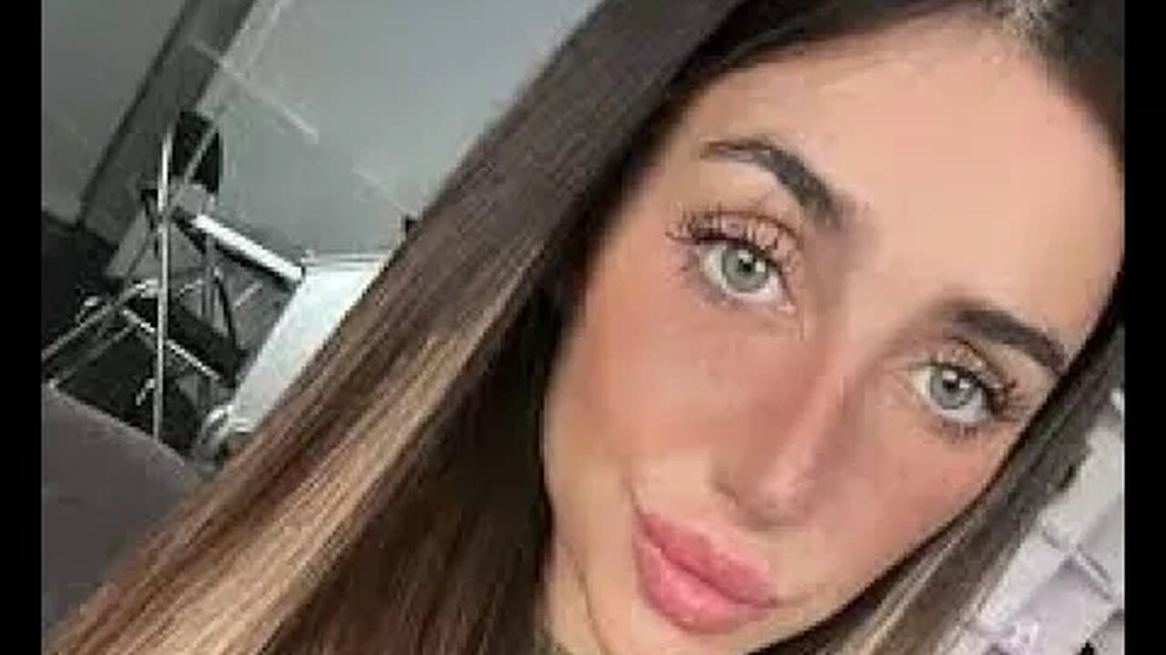 Italian OnlyFans star Michelle Comi does this by accident #italy #influencers #socialmedia