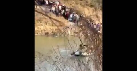 Long Line of Migrants Waiting to Cross River by Raft Into America! Took 20 Seconds! Video!