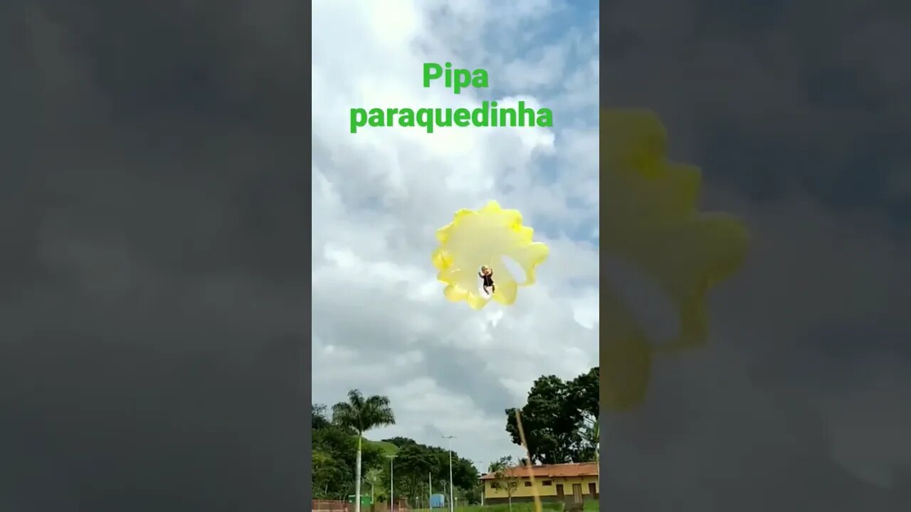 Pipa paraquedinha com bonequinho.