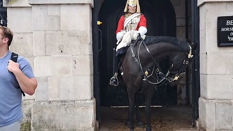 Arnie thetouristhater trying to get a tourist #horseguardsparade
