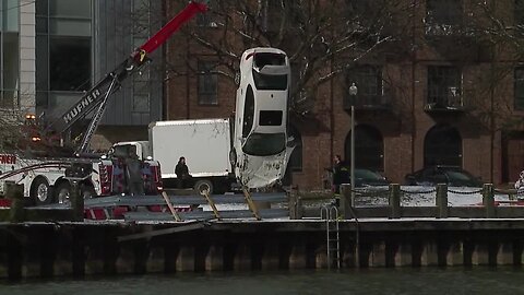 Car pulled from Cuyahoga River