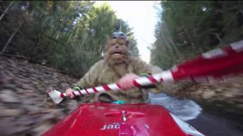 Chewbacca da Guerra das Estrelas faz downhill de caiaque