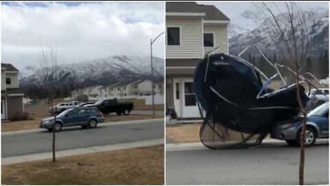 Un tappeto elastico volante spaventa gli abitanti dell'Alaska