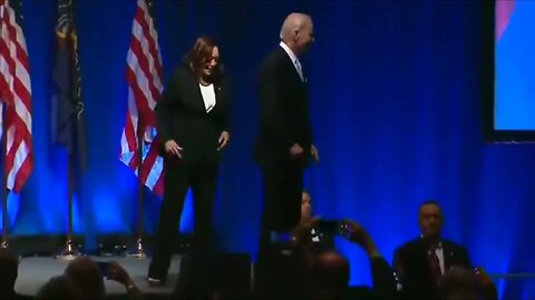 Biden freaking out Kamala by standing on the edge like he’s about to jump off./30/10/2022 3965