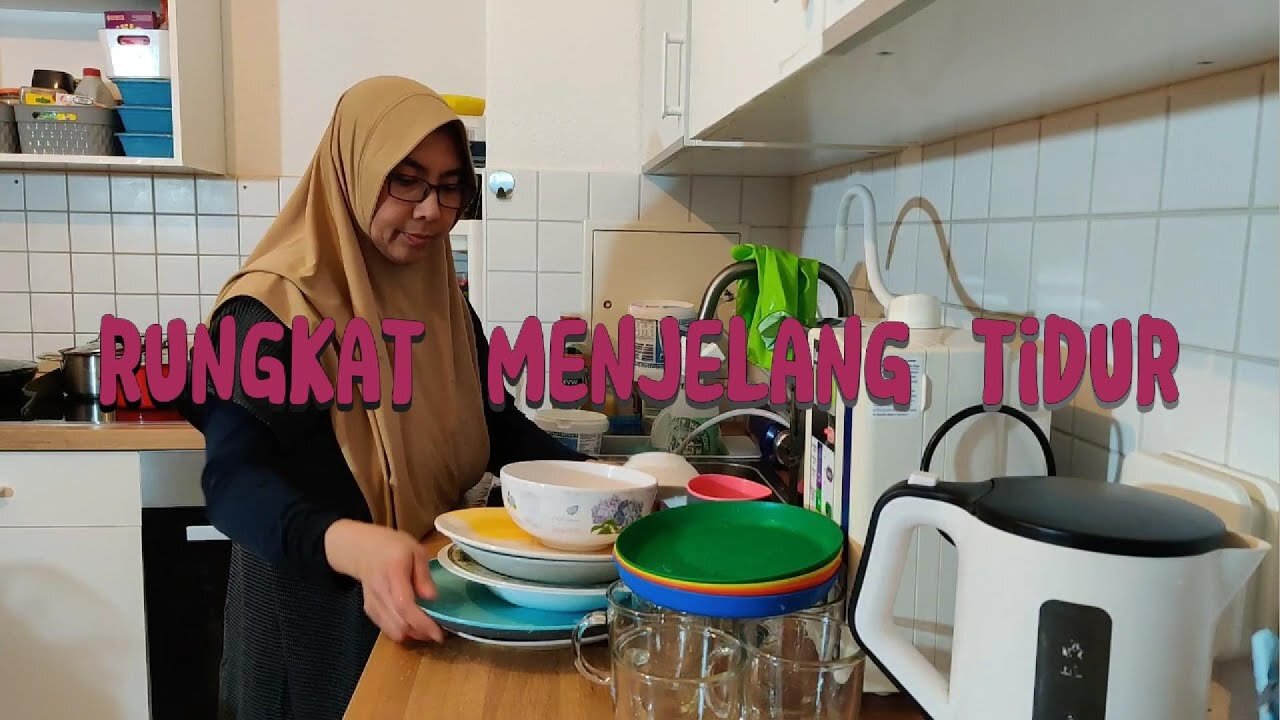 MENJADI UPIK DI MALAM HARI MENGKONDISIKAN DAPUR