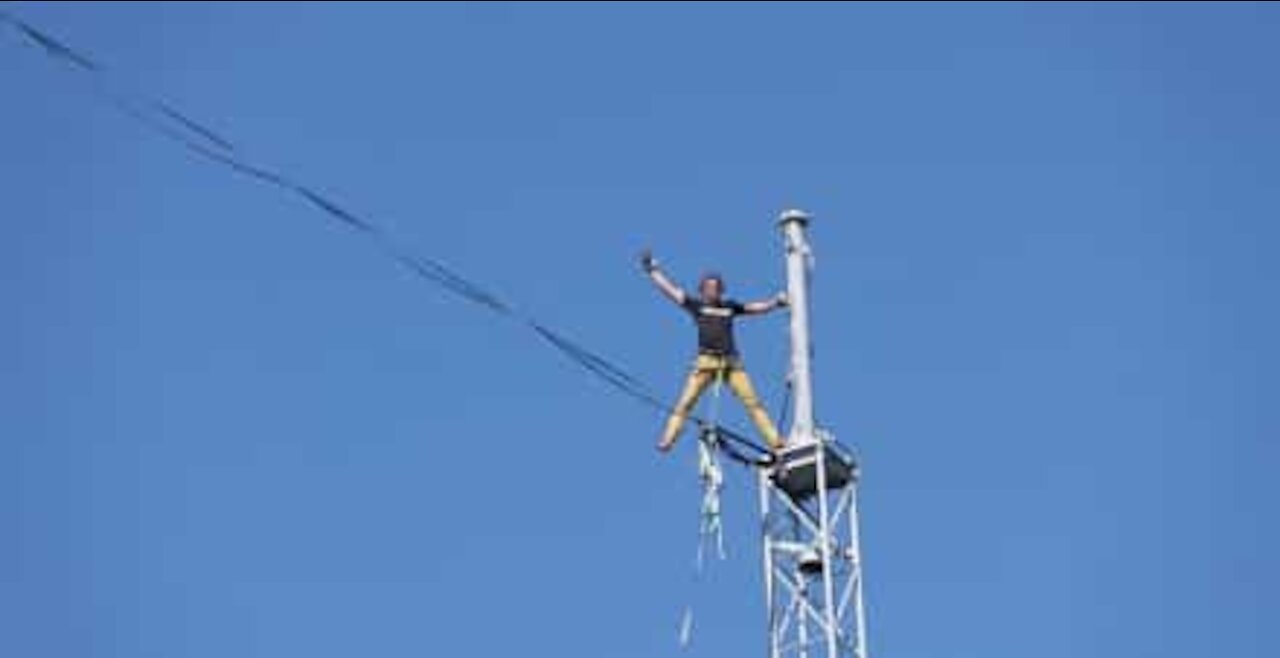 Impressionante slackline sulle montagne russe