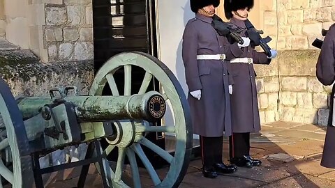 The kings guard marching on the spot #toweroflondon