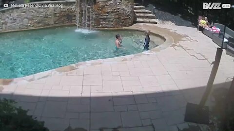 Mãe reage rápido e escapa de árvore a cair