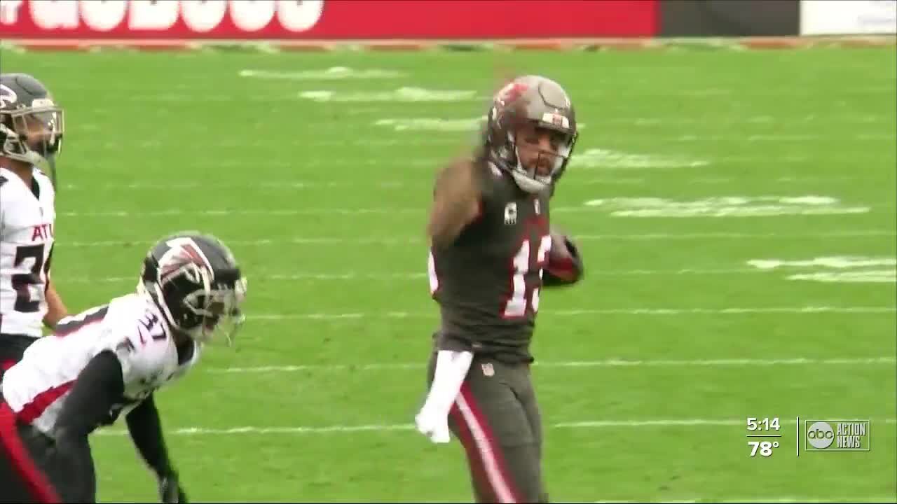 Mike Evans tries to help the Bucs keep the band together