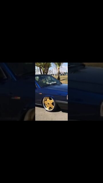 Parati azul com rodas douradas