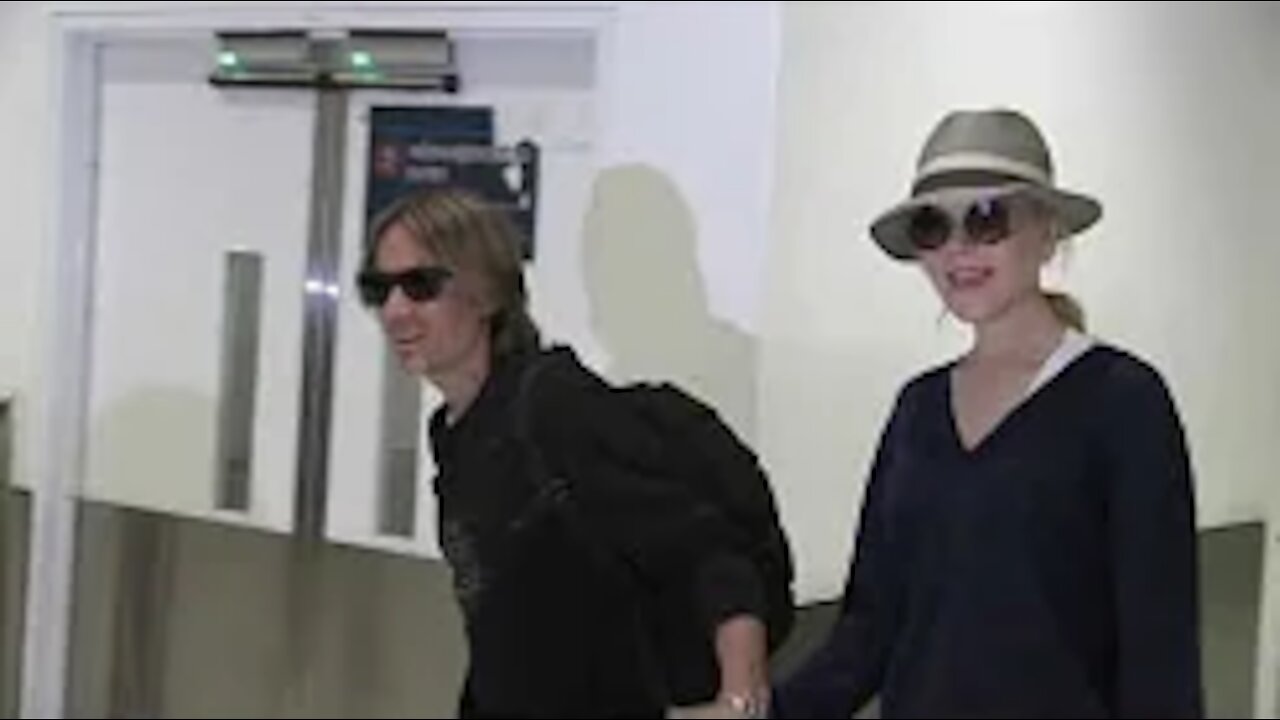 'Nicole Kidman & Keith Urban look great at Sydney airport Sunday'