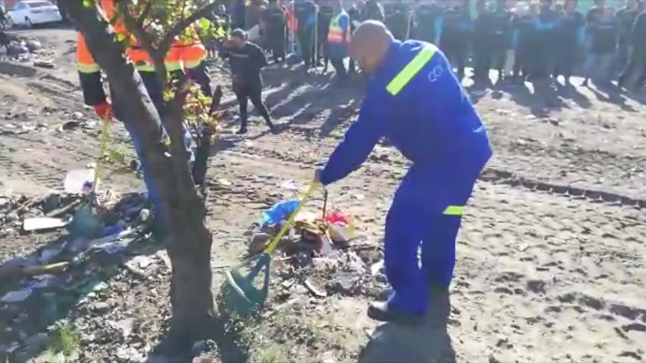 SOUTH AFRICA - Cape Town - Mayor’s clean-up campaign (Video) (Hh2)