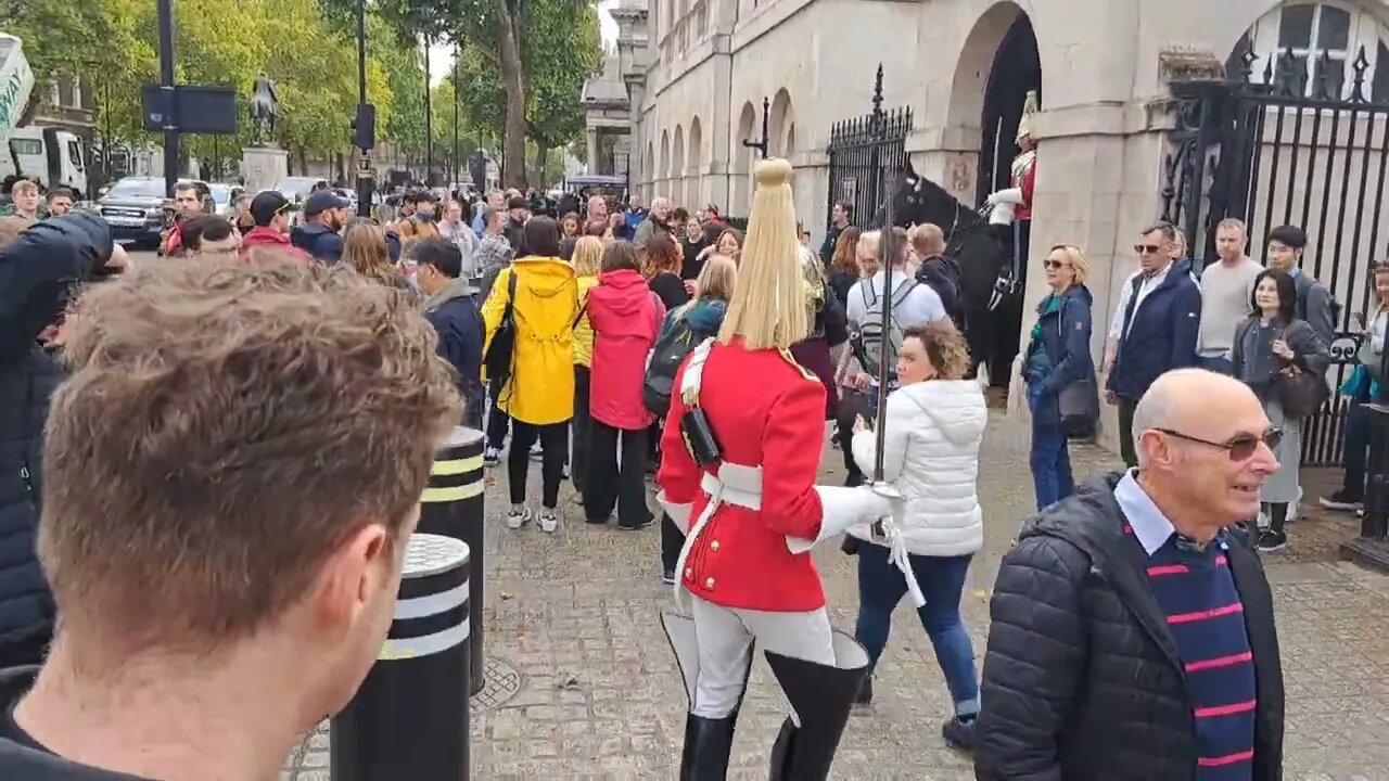 Tourist walks in front of the kings guards. and gets a fright. make way horse laughs #thekingsguard