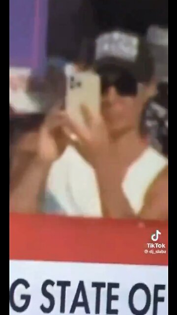 💥The Deep State💥 Positioned an agent on purpose for extra juicy footage... Bring the rope...