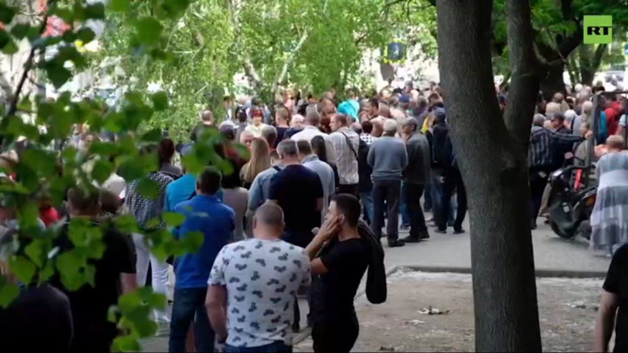 The queues in liberated Melitopol for Russian SIM cards get bigger