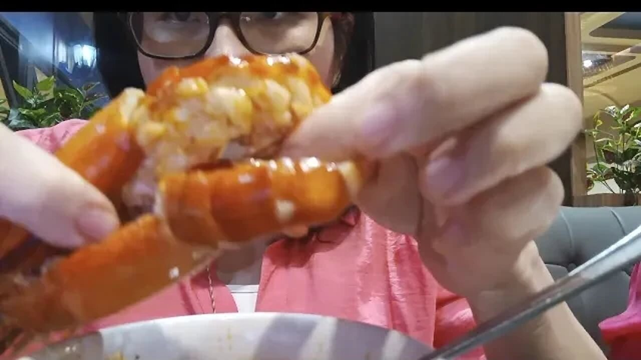 HOW TO EAT SHRIMP BIG 😄🤣🤣🤣🤣 WHEN YOU DIFFICULT MADE EATING VIDEO 😄🤣