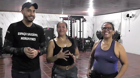 Gabriel Krause fala com alguns participante do Aulão Beneficente Academia Hidrofitness