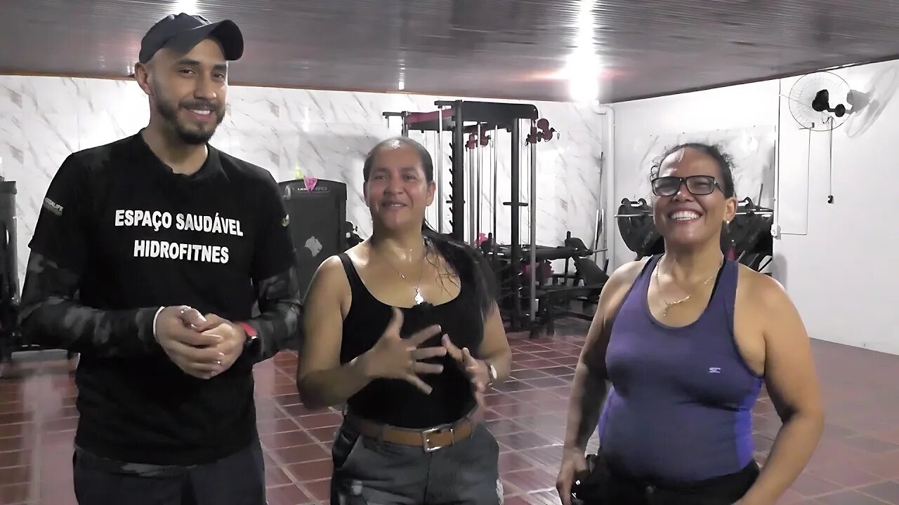 Gabriel Krause fala com alguns participante do Aulão Beneficente Academia Hidrofitness