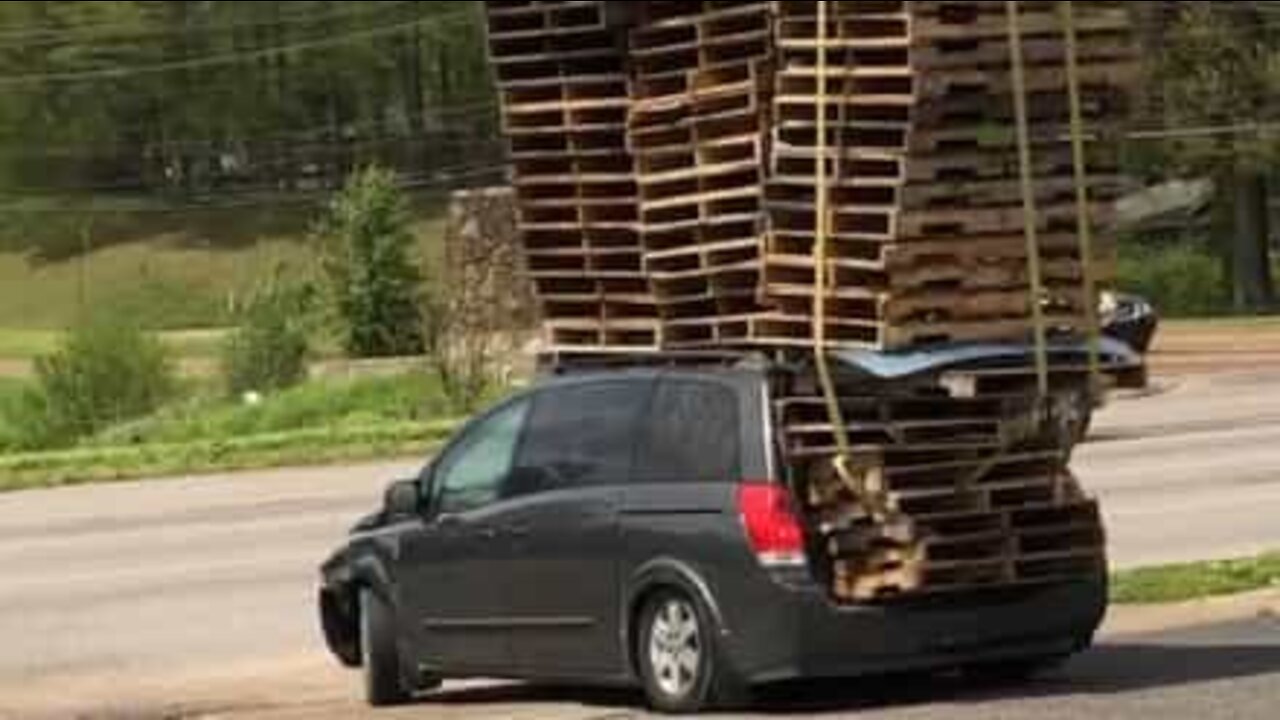 Motorista corajoso transporta torre de estrados de madeira em carro!