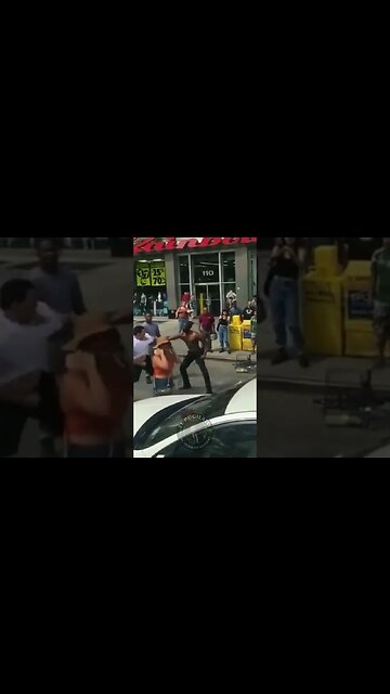 ¡Hombre es NOQUEADO en la calle! #elpugilato #pelea #peleas #peleacallejera