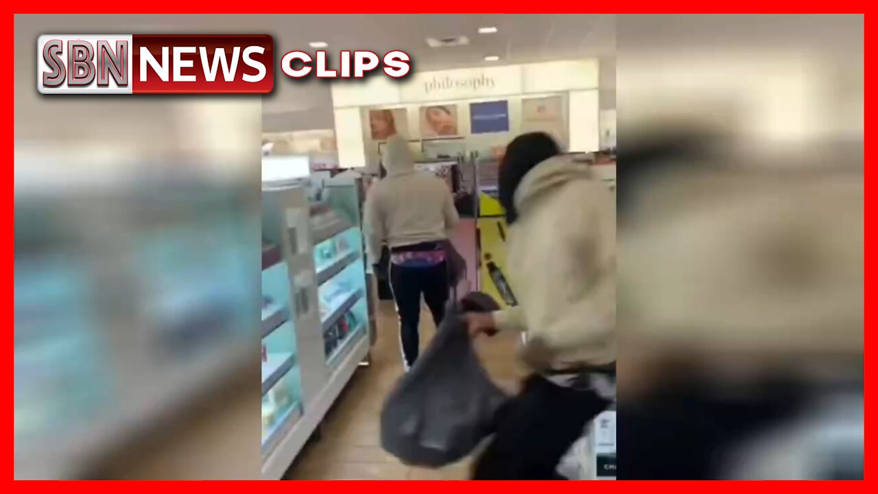 Stunned Customers Watch a Brazen Robbery at Beauty Shop in Chicago - 4114