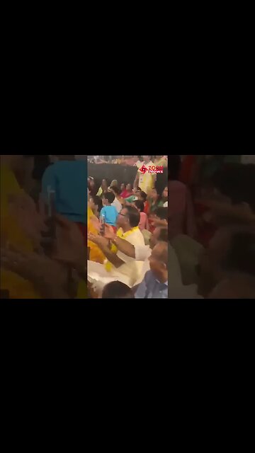 बागेश्वर बाबा के सामने बाउंसर्स ने भक्त युवती को बैरिकेडिंग के बाहर फेका ! Bagehswar Baba Live News