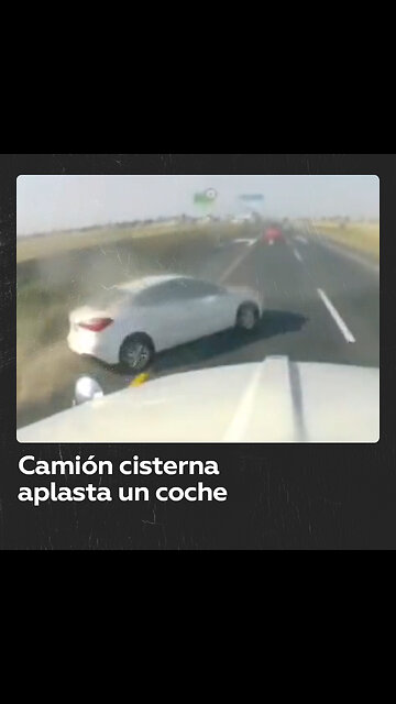 Camión cisterna aplasta un coche en aparatoso accidente en México