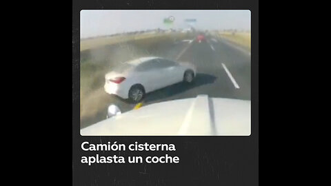 Camión cisterna aplasta un coche en aparatoso accidente en México