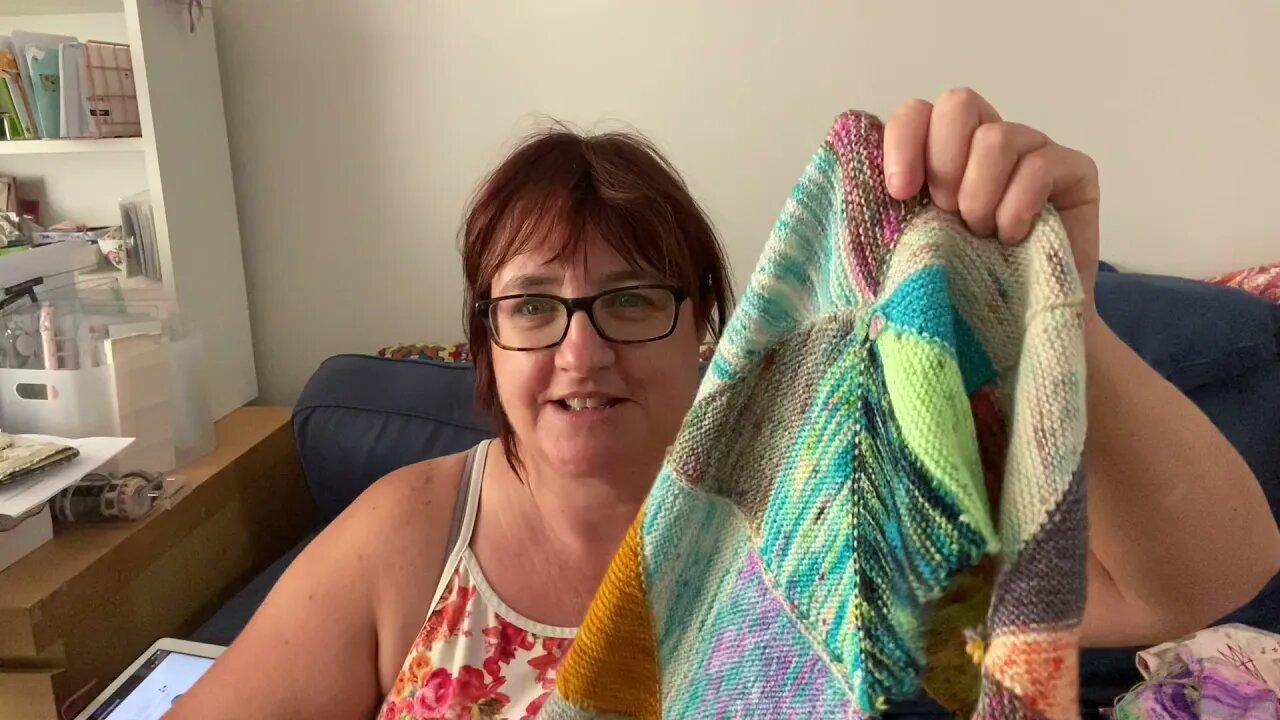 Vlogmas 2021 with Woolswap - Day 21 - It's a patchwork triangle kinda day today!!