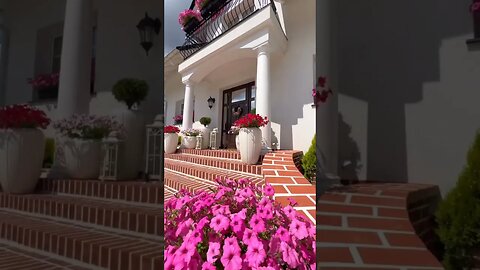 Beautiful house with flowers 🤗