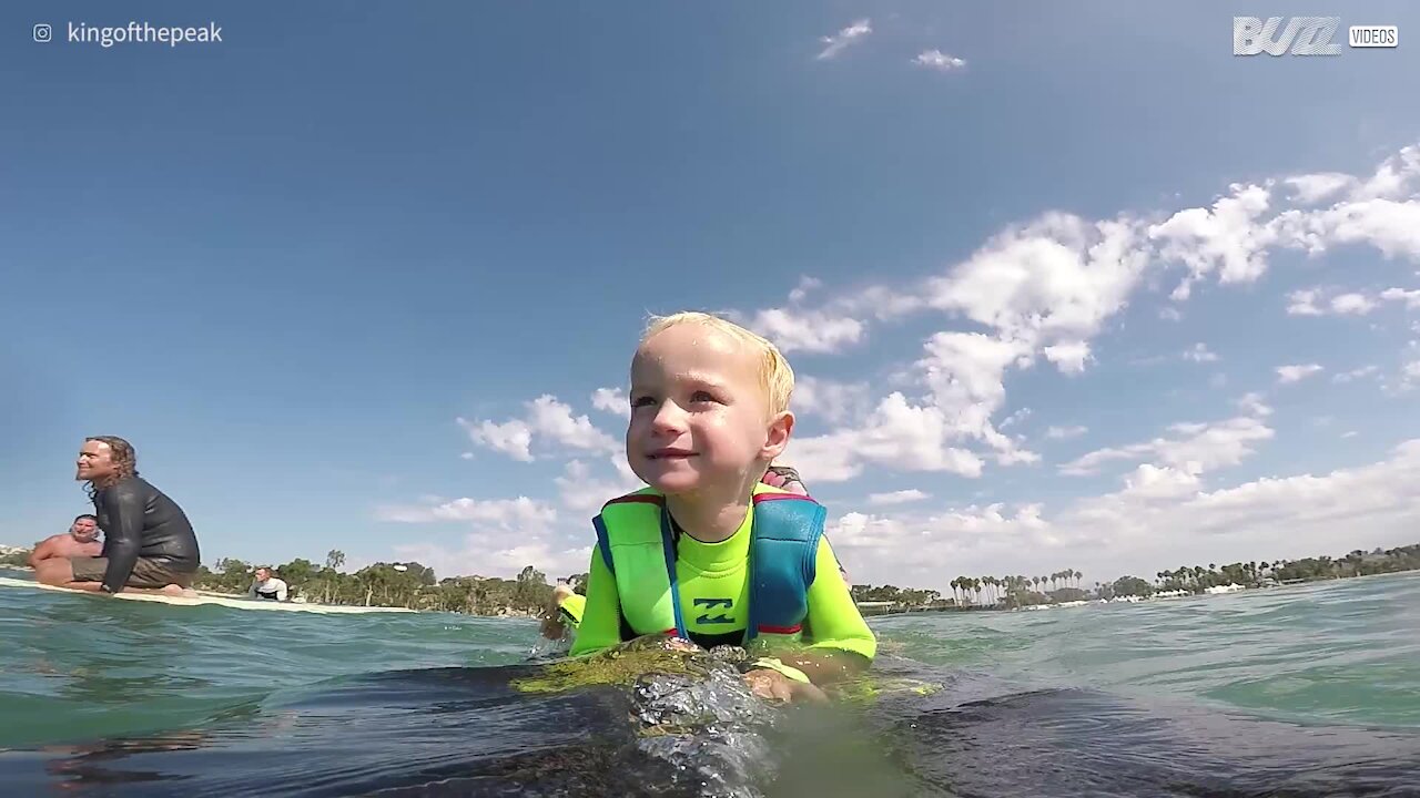 Ha solo 2 anni e già pratica surf!