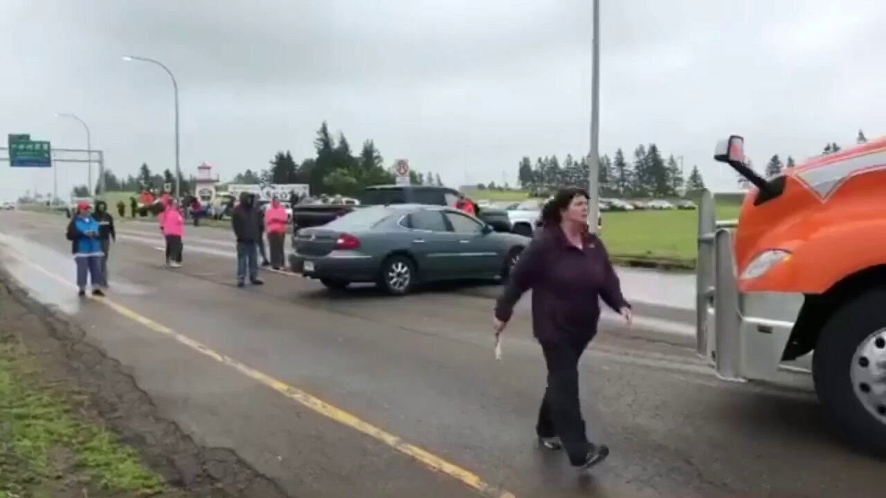 News Minute - Canadian Civilians Blocking the only entrance to the Province