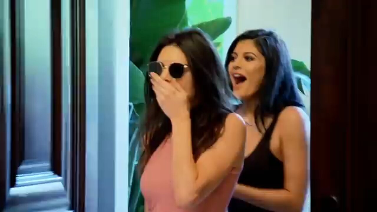 Kendall & Kylie Surprise Graduation Party 🎊