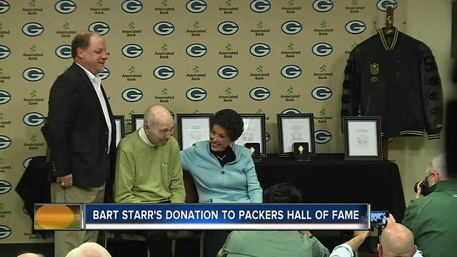 Bart Starr donates to Packers Hall of Fame