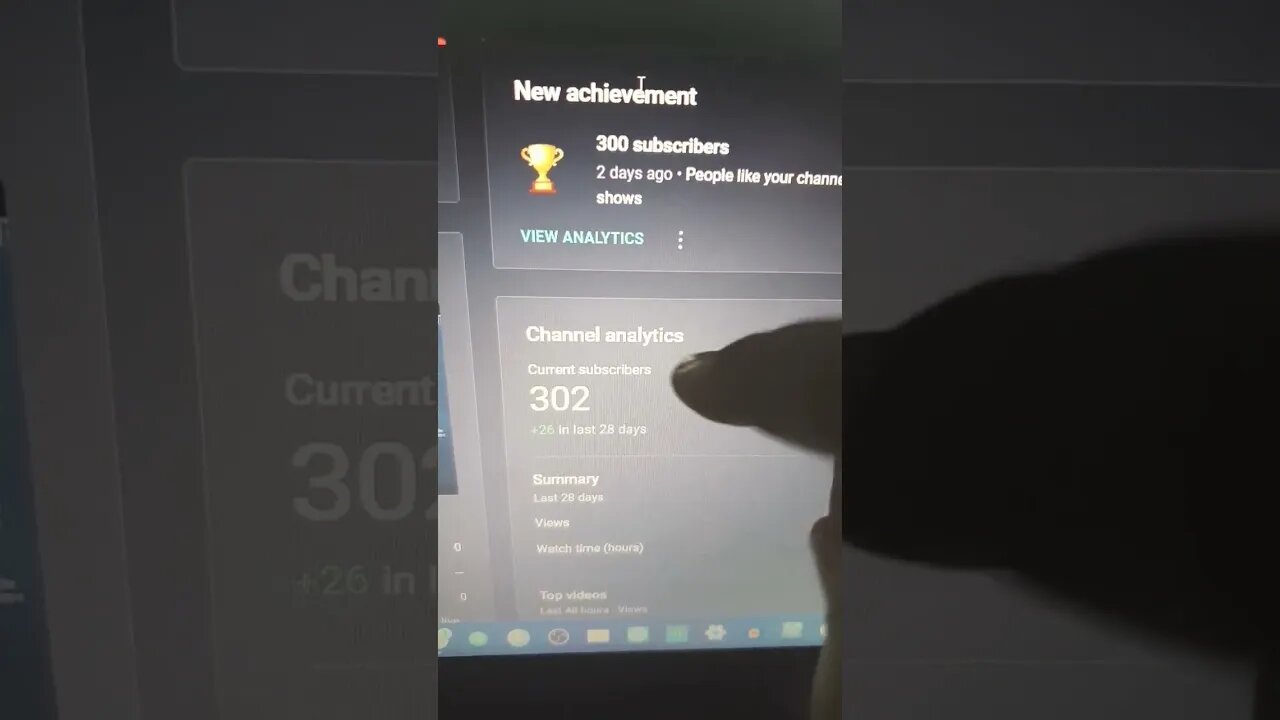 YouTube te avisa quando consegue 300 inscritos... e daí ? só monetiza com 1000 e 4000 horas vistas💸💸