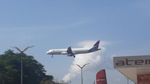 Airbus A321 PT-MXP na aproximação final antes de pousar em Manaus vindo de Brasília